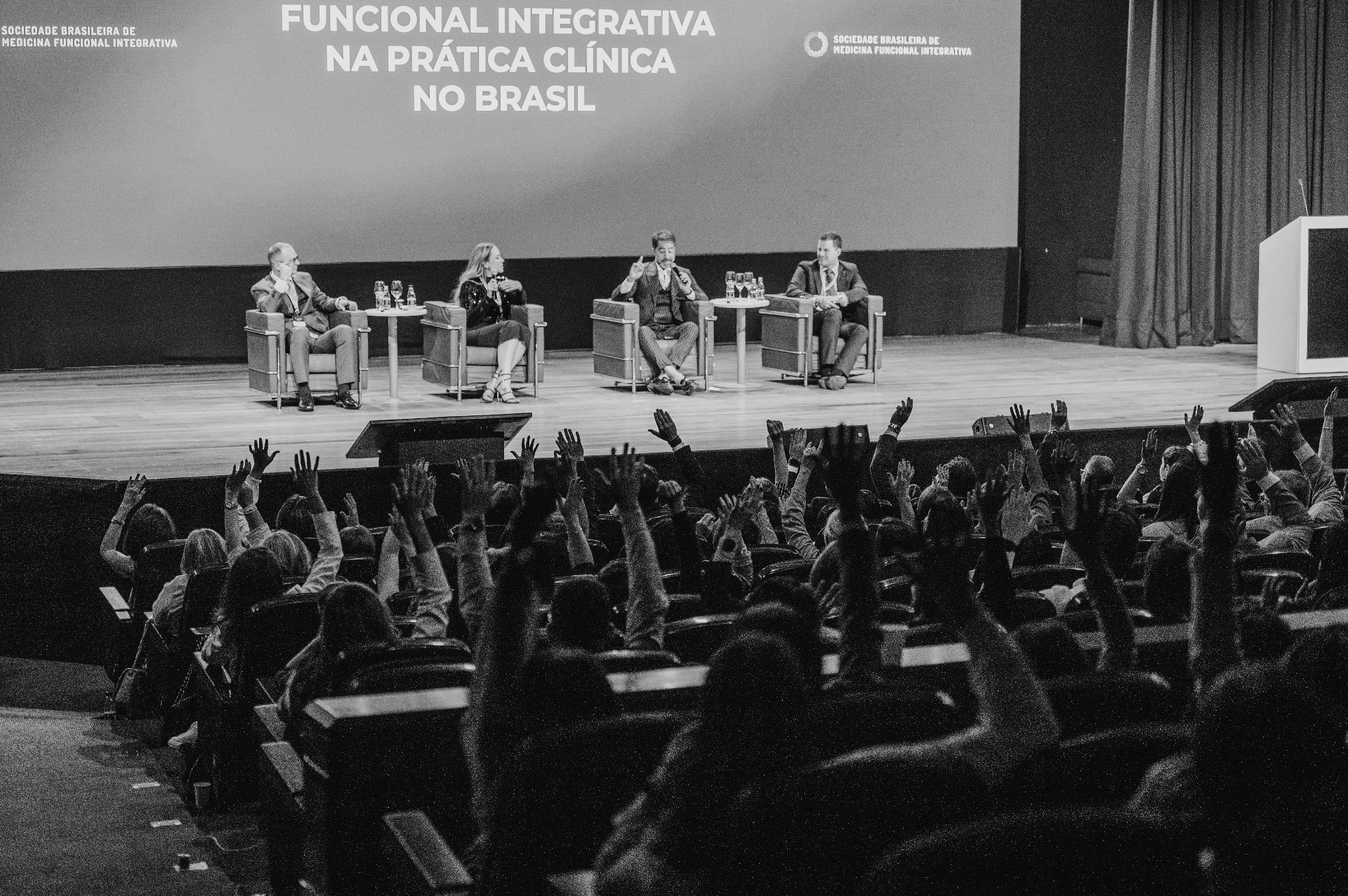 Palestra no Congresso MFI — plateia com mãos levantadas